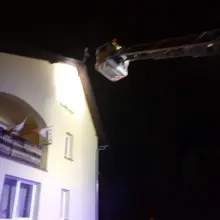 Zobacz zdjęcie: Akcja strażaków: uszkodzony krzyż na dachu domu parafialnego w Brzeźniku (gmina Bolesławiec).