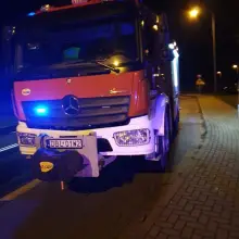 Zobacz zdjęcie: Akcja strażaków: uszkodzony krzyż na dachu domu parafialnego w Brzeźniku (gmina Bolesławiec).