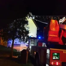 Zobacz zdjęcie: Akcja strażaków: uszkodzony krzyż na dachu domu parafialnego w Brzeźniku (gmina Bolesławiec).