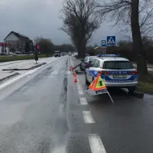 Zobacz zdjęcie: Mercedes, który staranował barierki przy pasach na ulicy Legnickiej w Lubinie