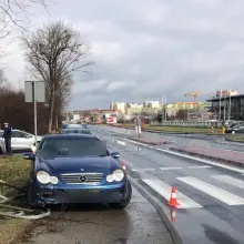 Zobacz zdjęcie: Mercedes, który staranował barierki przy pasach na ulicy Legnickiej w Lubinie