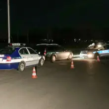 Zobacz zdjęcie: Wozy policyjne obstawiają auto z osobą podejrzaną o zarażenie koronawirusem
