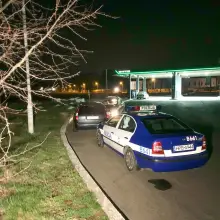 Zobacz zdjęcie: Wozy policyjne obstawiają auto z osobą podejrzaną o zarażenie koronawirusem