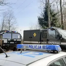 Zobacz zdjęcie: Pocisk i pojazdy policji oraz Patrolu Rozminowania z 23 Śląskiego Pułku Artylerii w Bolesławcu