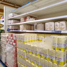 Zobacz zdjęcie: Półki z towarem w sklepie Tesco