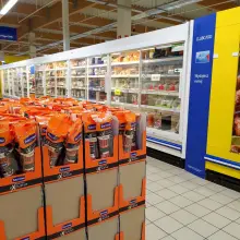Zobacz zdjęcie: Półki z towarem w sklepie Tesco