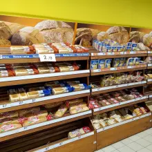 Zobacz zdjęcie: Półki z towarem w sklepie Tesco