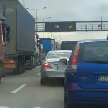 Zobacz zdjęcie: Auta stoją w korku przed przejściem granicznym