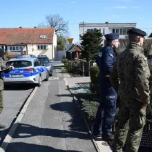 Zobacz zdjęcie: Żołnierze i policjant na wspólnych patrolach