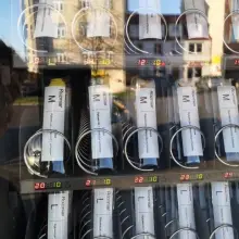 Zobacz zdjęcie: Automat z maseczkami, rękawiczkami i żelami