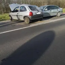 Zobacz zdjęcie: Zderzenie dwóch aut koło Tomaszowa Bolesławieckiego (gmina Warta Bol.)