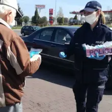 Zobacz zdjęcie: Policjantki rozdawały maseczki seniorom i bezdomnym