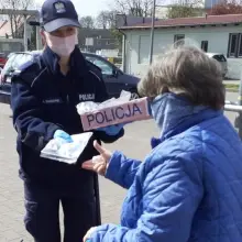 Zobacz zdjęcie: Policjantki rozdawały maseczki seniorom i bezdomnym
