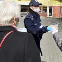 Zobacz zdjęcie: Policjantki rozdawały maseczki seniorom i bezdomnym