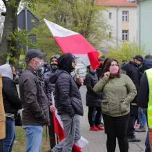 Zobacz zdjęcie: Protest przed jednostką wojskową w Bolesławcu przeciwko 5G