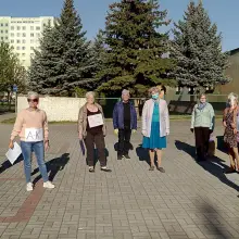 Zobacz zdjęcie: Akcja rozdawania przyłbic dla słuchaczy Uniwersytetu Trzeciego Wieku
