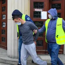 Zobacz zdjęcie: Policjanci wyprowadzają z przesłuchania w prokuraturze ojca 3,5-letniego Kacperka, który zaginął w Nowogrodźcu
