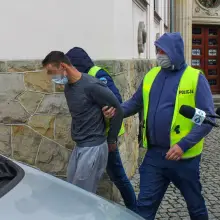 Zobacz zdjęcie: Policjanci wyprowadzają z przesłuchania w prokuraturze ojca 3,5-letniego Kacperka, który zaginął w Nowogrodźcu