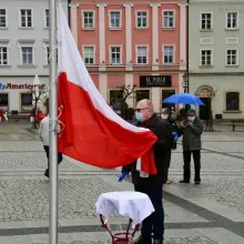 Zobacz zdjęcie: Biało-Czerwona na bolesławieckim Rynku
