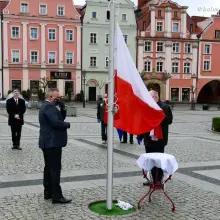 Zobacz zdjęcie: Biało-Czerwona na bolesławieckim Rynku