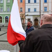 Zobacz zdjęcie: Biało-Czerwona na bolesławieckim Rynku