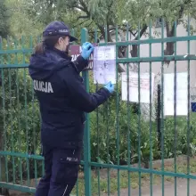 Zobacz zdjęcie: Policjanci rozdawali seniorom maseczki i ostrzegali przed oszustami