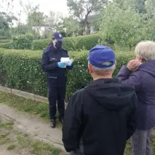 Zobacz zdjęcie: Policjanci rozdawali seniorom maseczki i ostrzegali przed oszustami