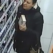 Zobacz zdjęcie: To kobieta podejrzewana o kradzież perfum za 700 zł