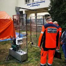 Zobacz zdjęcie: Kabina do dezynfekcji zamontowana przed bolesławieckim szpitalem