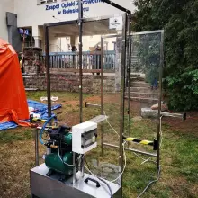 Zobacz zdjęcie: Kabina do dezynfekcji zamontowana przed bolesławieckim szpitalem