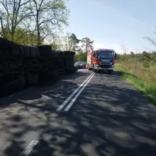 Zobacz zdjęcie: Ciężarówka przewróciła się na drodze Gromadka–Krzyżowa (gmina Gromadka, powiat bolesławiecki)