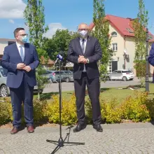 Zobacz zdjęcie: Urzędnicy z UMWD sadzą w Polkowicach Dęby Samorządności z okazji 30-lecia samorządu terytorialnego