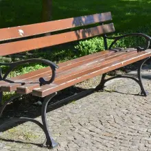 Zobacz zdjęcie: Zaniedbane ławki przy pl. Zamkowym w Bolesławcu (zdjęcia z 27 maja)