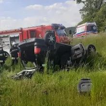 Zobacz zdjęcie: Auto dachowało na drodze krajowej nr 30 w miejscowości Barcinek