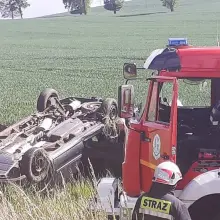 Zobacz zdjęcie: Auto dachowało na drodze krajowej nr 30 w miejscowości Barcinek
