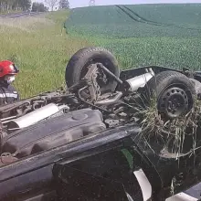 Zobacz zdjęcie: Auto dachowało na drodze krajowej nr 30 w miejscowości Barcinek