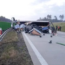 Zobacz zdjęcie: Tir wywrócił się na A4
