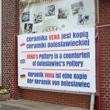 Zobacz zdjęcie: Sklep firmowy, schody i baner wiszący w Centrum Ceramiki przy ulicy Kościuszki w Bolesławcu