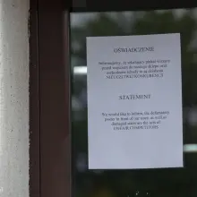Zobacz zdjęcie: Sklep firmowy, schody i baner wiszący w Centrum Ceramiki przy ulicy Kościuszki w Bolesławcu