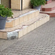 Zobacz zdjęcie: Sklep firmowy, schody i baner wiszący w Centrum Ceramiki przy ulicy Kościuszki w Bolesławcu