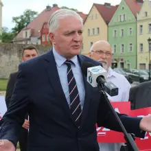 Zobacz zdjęcie: Jarosław Gowin zawiesił plakat Andrzeja Dudy na skwerze w Rynku
