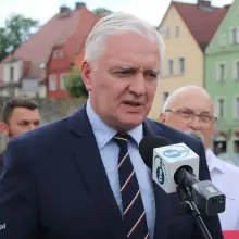 Zobacz zdjęcie: Jarosław Gowin zawiesił plakat Andrzeja Dudy na skwerze w Rynku