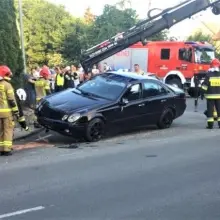 Zobacz zdjęcie: Dachowanie Mercedesa w Raciborowicach