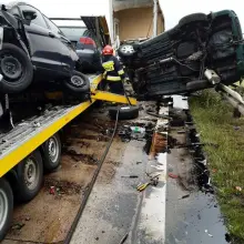 Zobacz zdjęcie: Wypadek na A4, bus-laweta zderzyła się z ciężarówką