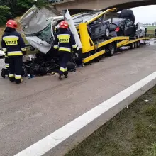 Zobacz zdjęcie: Wypadek na A4, bus-laweta zderzyła się z ciężarówką