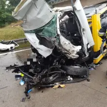 Zobacz zdjęcie: Wypadek na A4, bus-laweta zderzyła się z ciężarówką