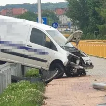 Zobacz zdjęcie: Zdarzenie drogowe na al. 100-lecia Odzyskania Niepodległości w Legnicy
