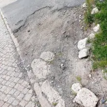 Zobacz zdjęcie: Dziura w drodze w Otoku (gmina Bolesławiec, powiat bolesławiecki)