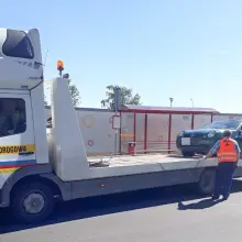 Zobacz zdjęcie: Samochód marki Volkswagen Lupo zabrany przez lawetę