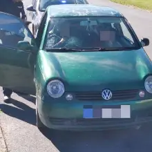 Zobacz zdjęcie: Samochód marki Volkswagen Lupo zabrany przez lawetę
